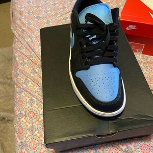 These are nice low top Carolina blue air Jordan’s.